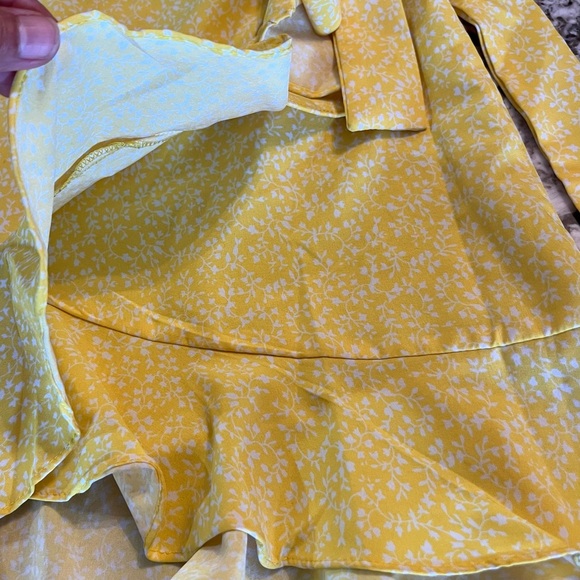 Small Yellow Shein Ditsy Floral Knot Side Wrap Skirt Juniors Womens Mini Ruffles - Picture 8 of 9